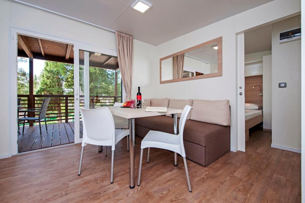 Mobile Homes Delta Marine At Campsite Lopari Nerezine Exterior photo